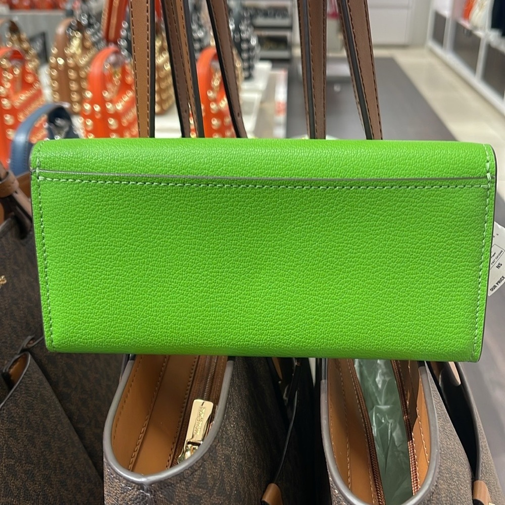 Michael Kors Hamilton Large Leather Flap Continental Wallet
Dragonfruit
NWT - Picture 6 of 16